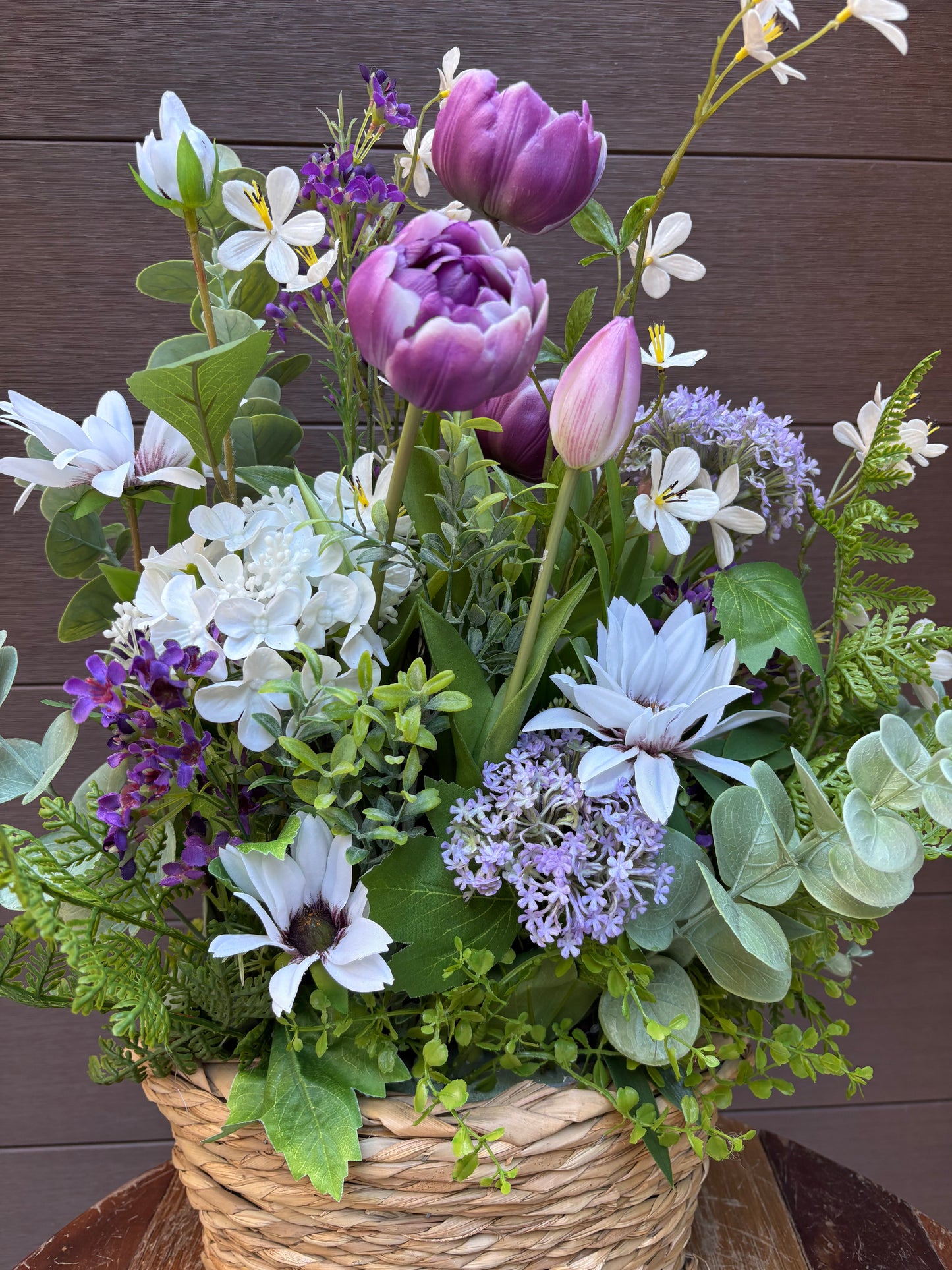 Arrangement floral en panier ovale – Pivoines lavande, hydrangées, eucalyptus et fleurs blanches | 23 pouces
