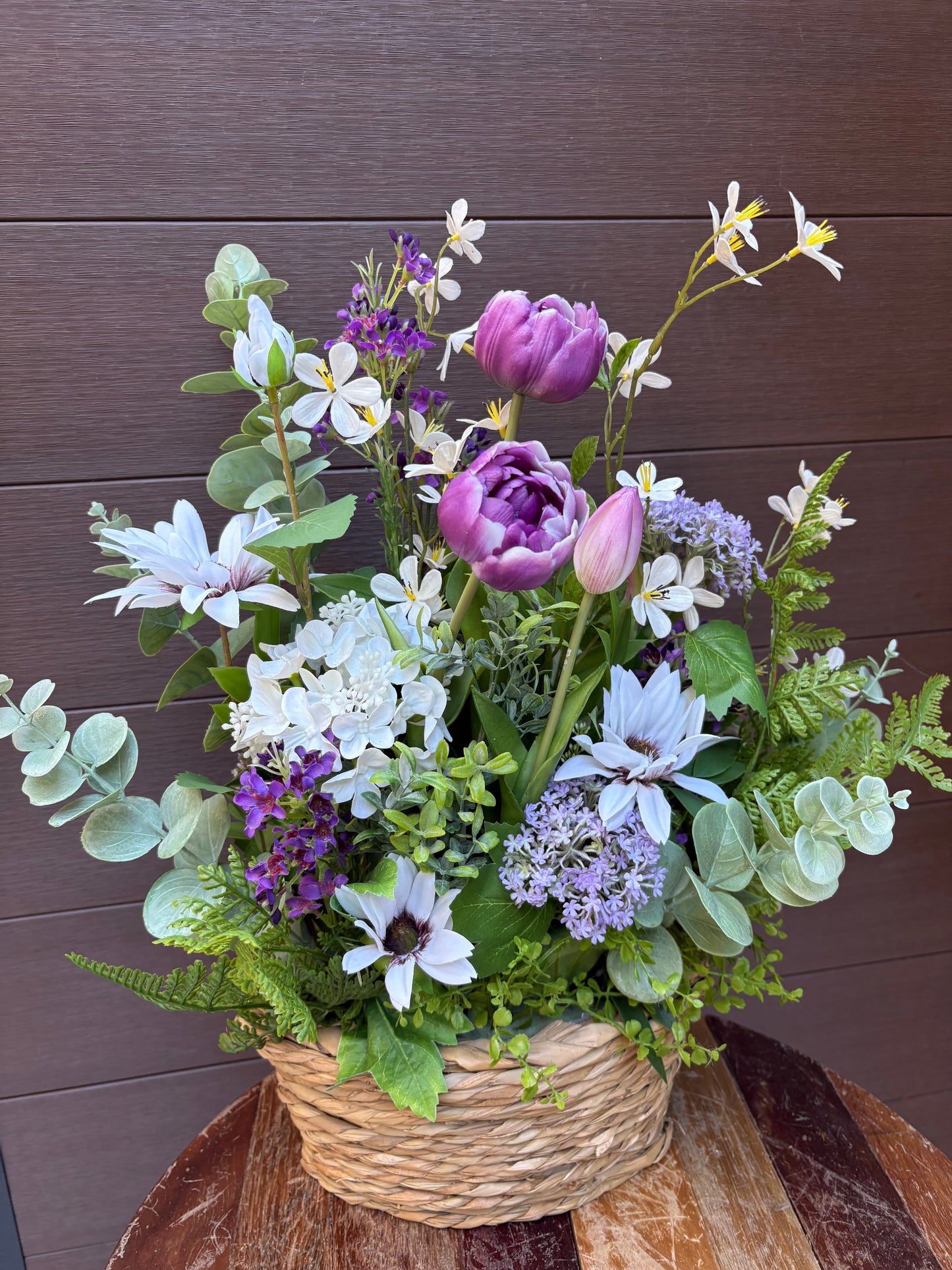 Arrangement floral en panier ovale – Pivoines lavande, hydrangées, eucalyptus et fleurs blanches | 23 pouces