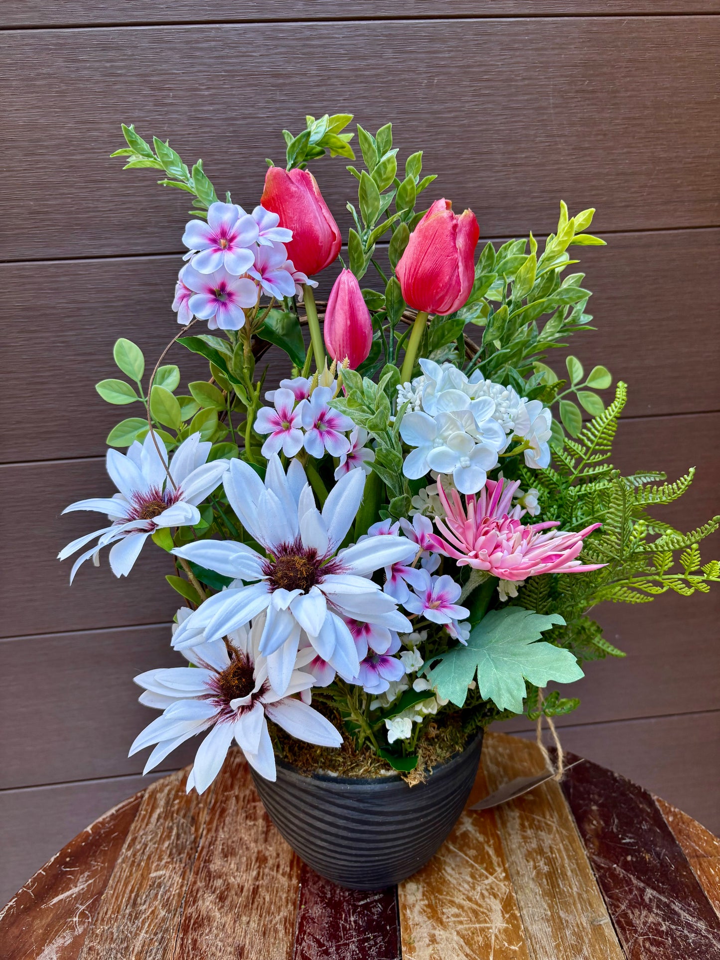 Arrangement floral artificiel – Tulipes roses, hydrangea et marguerites – 22 pouces – Pot noir