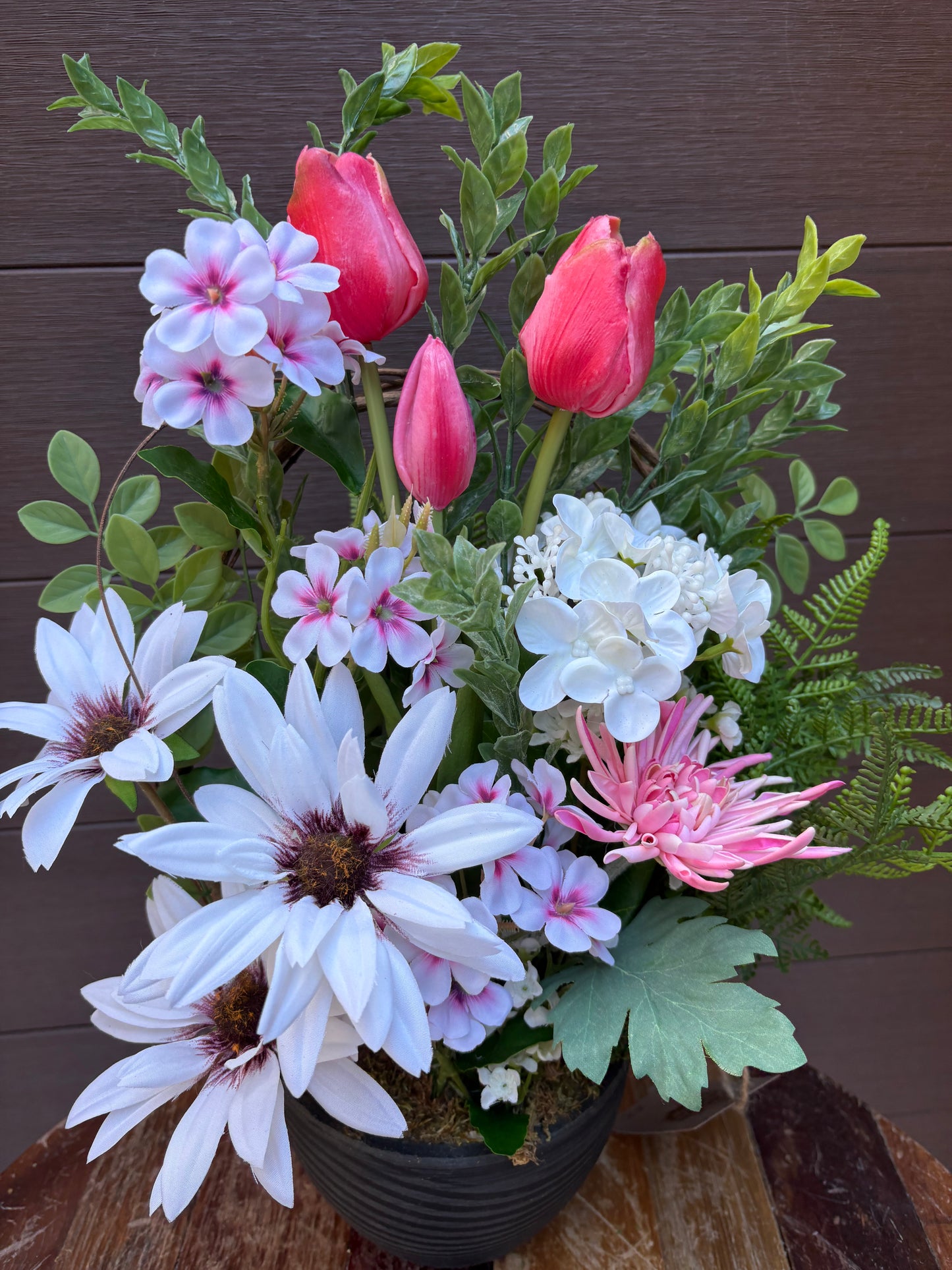 Arrangement floral artificiel – Tulipes roses, hydrangea et marguerites – 22 pouces – Pot noir