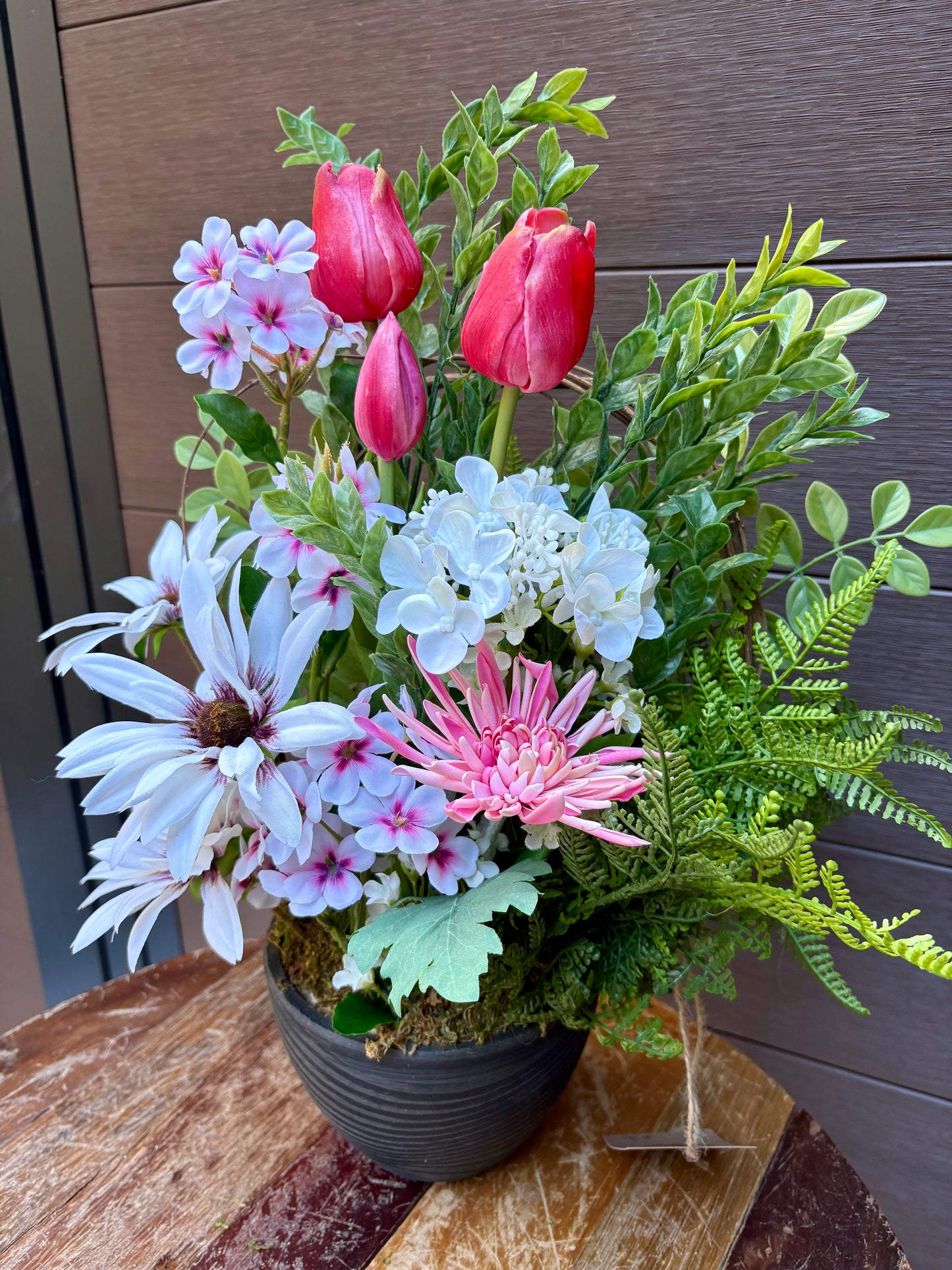 Arrangement floral artificiel – Tulipes roses, hydrangea et marguerites – 22 pouces – Pot noir
