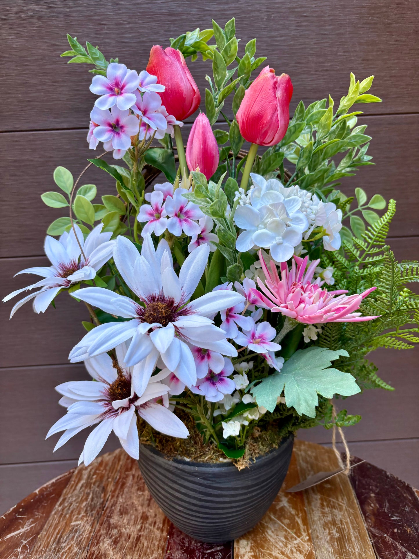 Arrangement floral artificiel – Tulipes roses, hydrangea et marguerites – 22 pouces – Pot noir