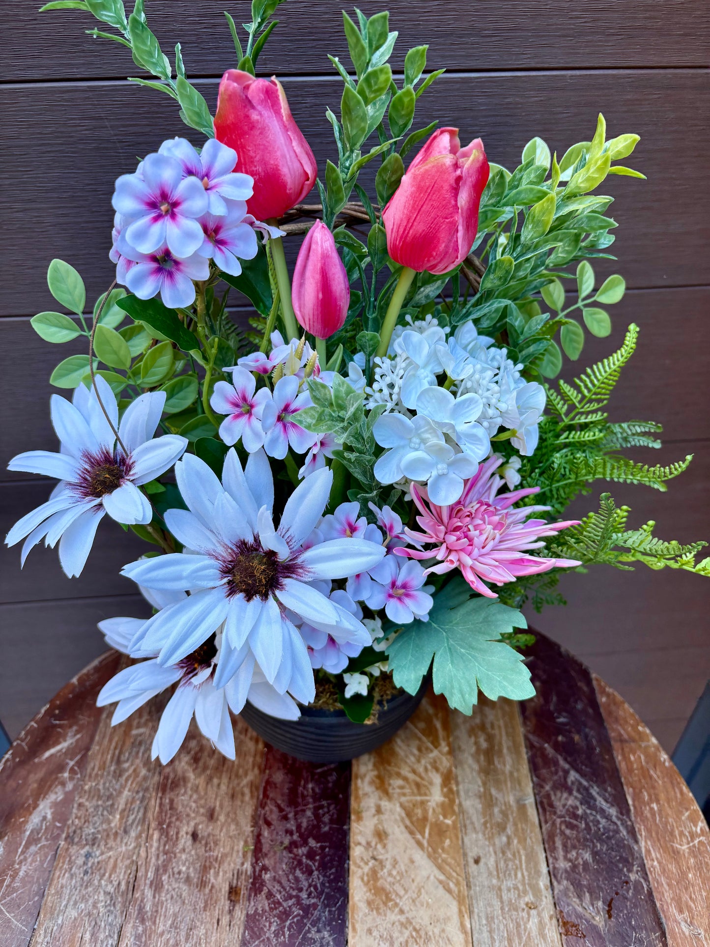 Arrangement floral artificiel – Tulipes roses, hydrangea et marguerites – 22 pouces – Pot noir