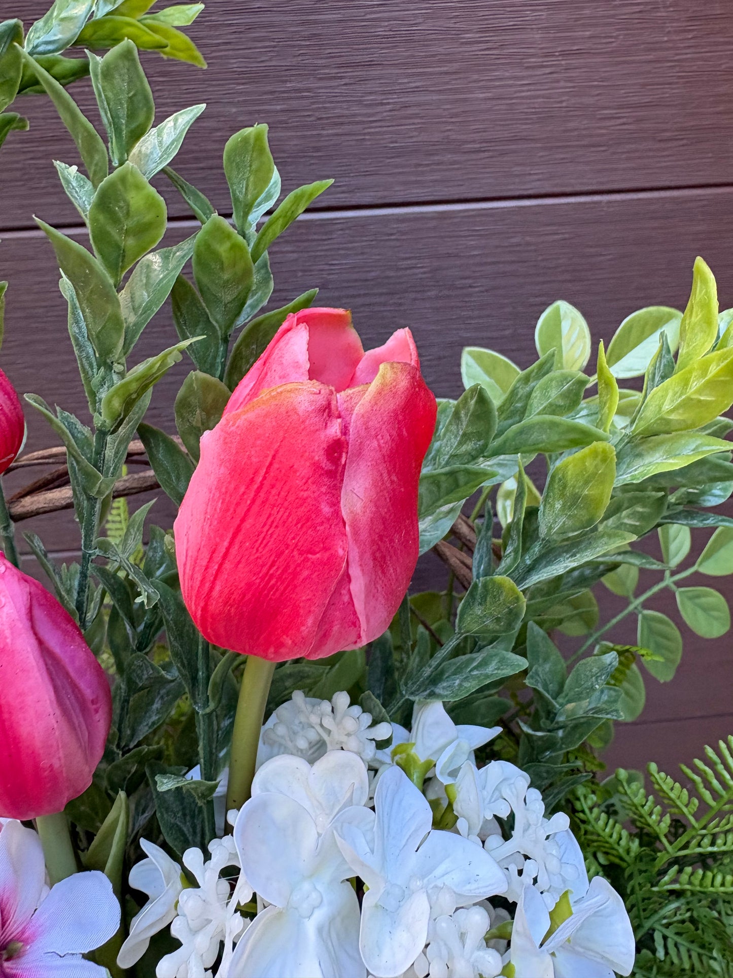 Arrangement floral artificiel – Tulipes roses, hydrangea et marguerites – 22 pouces – Pot noir