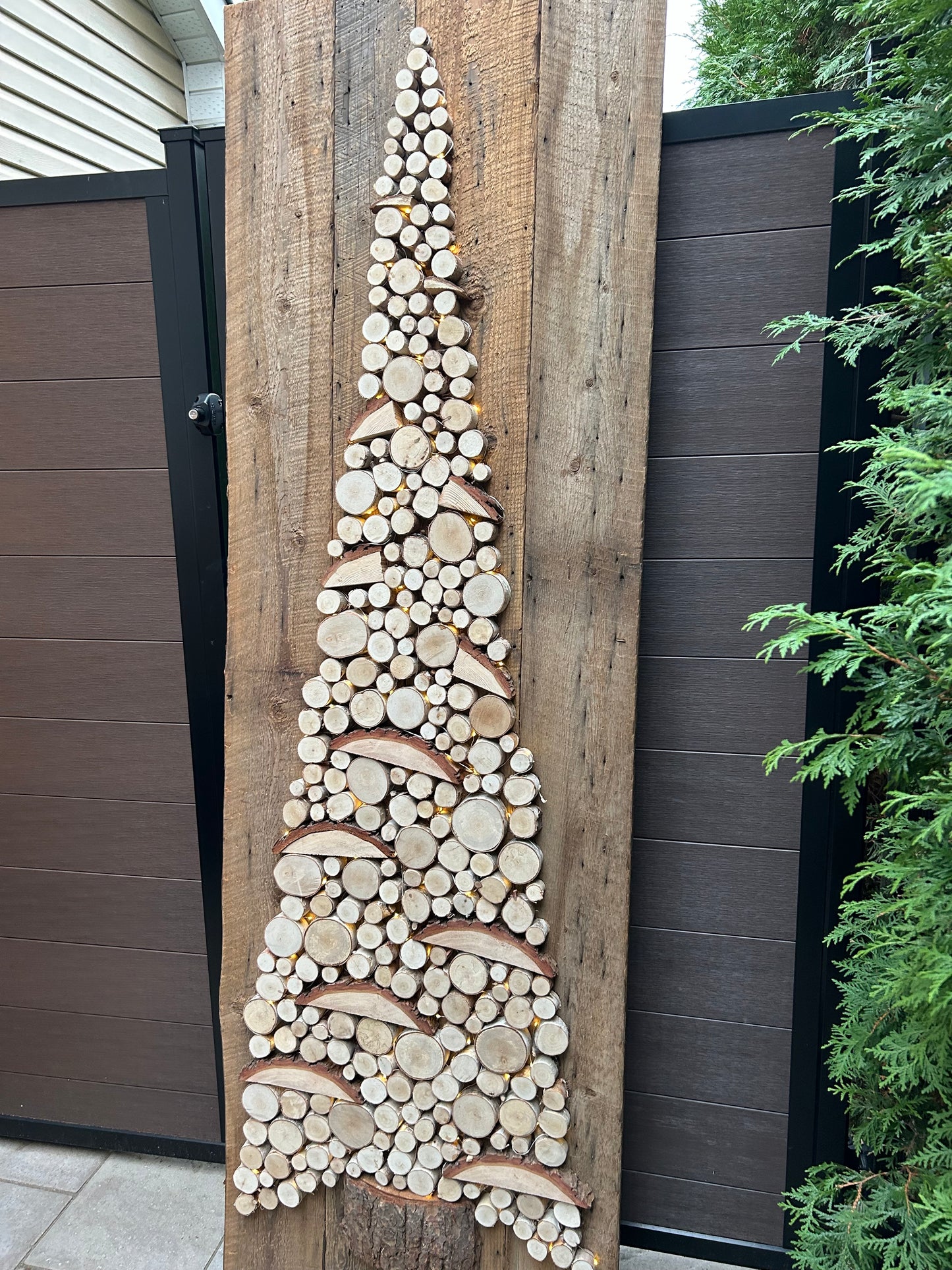 Grand sapin en rondins de bois – Décor mural rustique sur planche de bois de grange 82 pouces