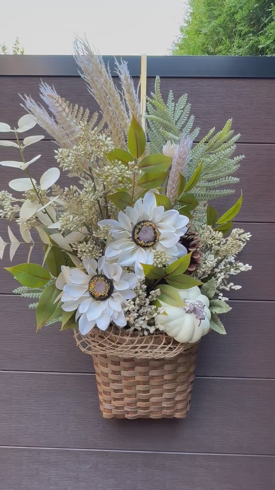 anier en osier garni de fleurs blanches et feuillages automnaux