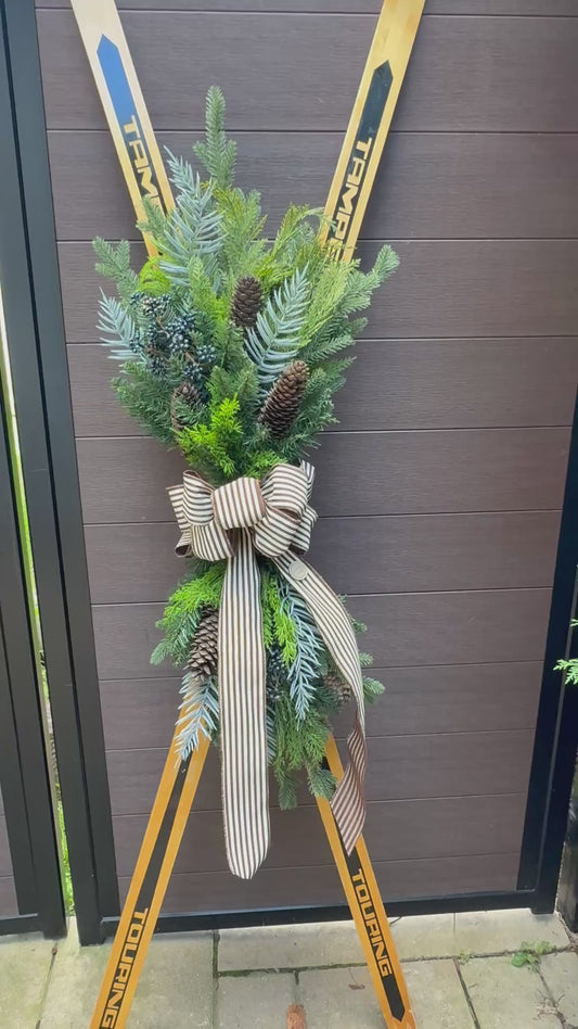 Skis décoratifs en bois avec arrangement hivernal – 74 po