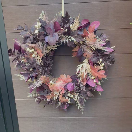 Couronne artisanale d’automne avec feuilles de chêne orange et baies crème