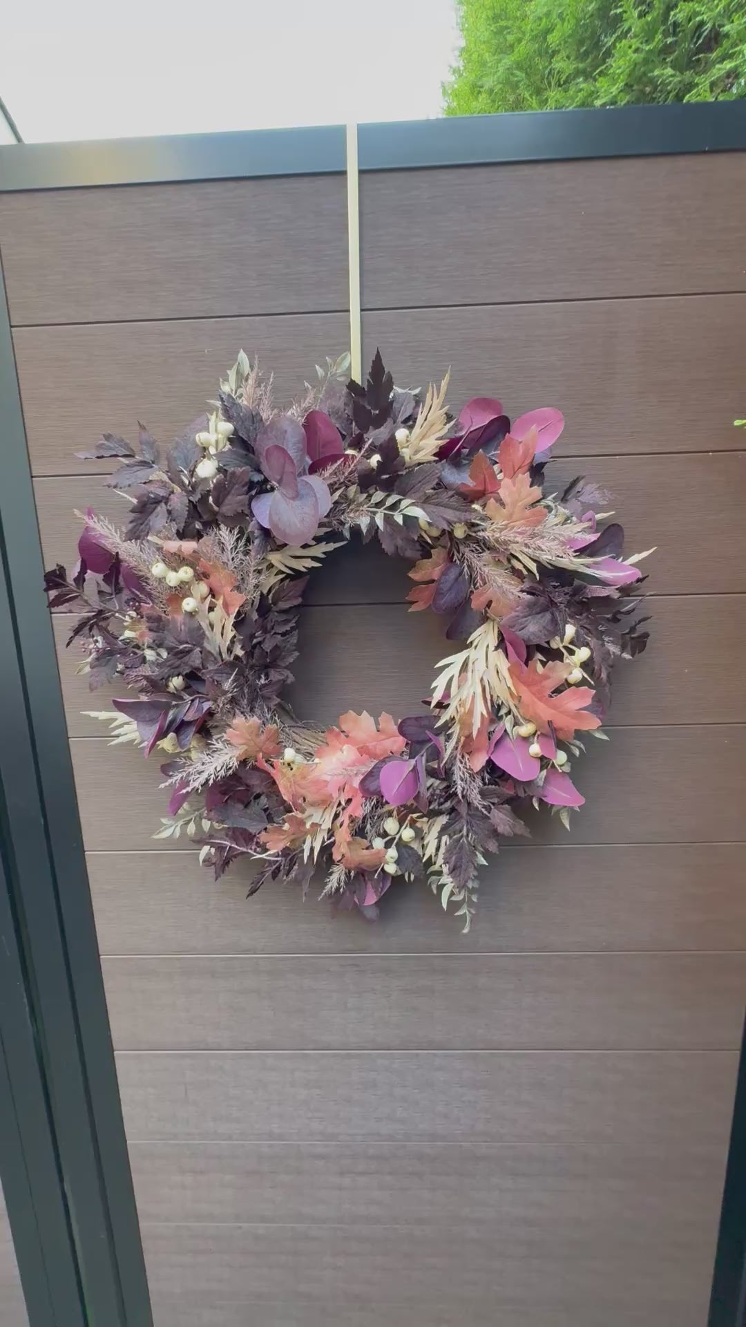 Couronne artisanale d’automne avec feuilles de chêne orange et baies crème
