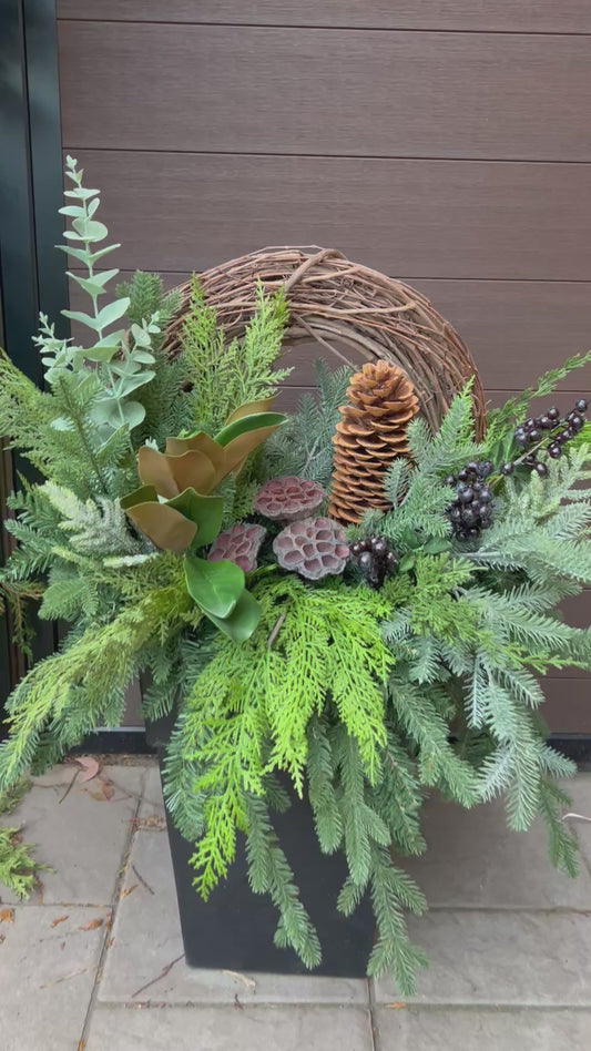 Arrangement hivernal naturel en pot – Verdure, cocottes et couronne de vigne