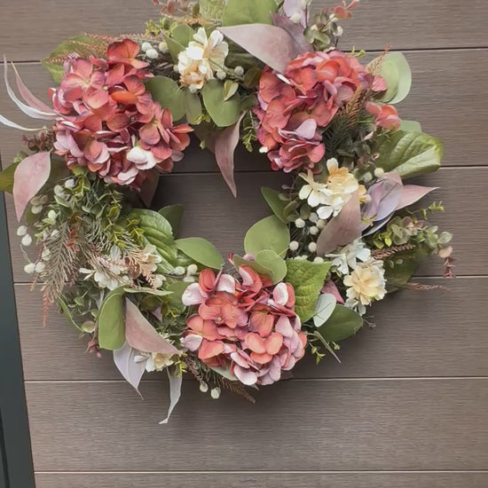 Vidéo de la couronne florale d’automne rose et corail.