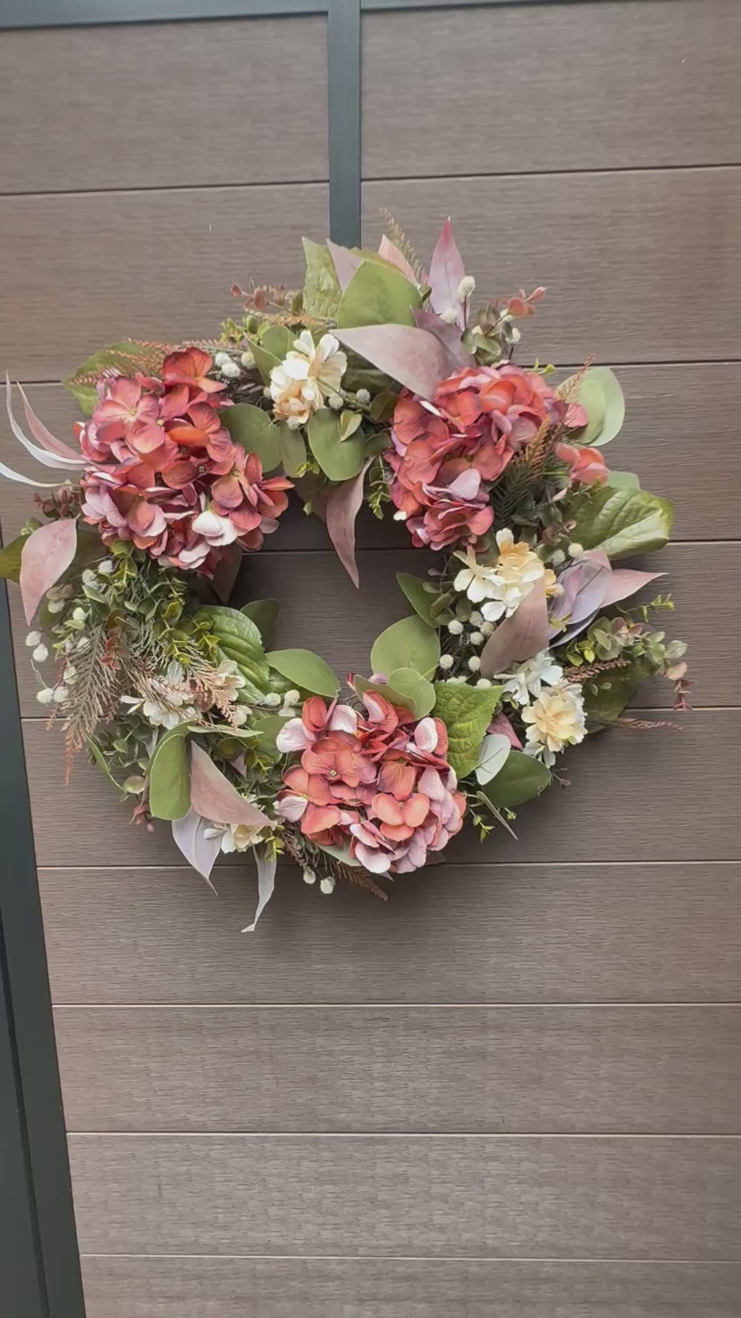 Vidéo de la couronne florale d’automne rose et corail.